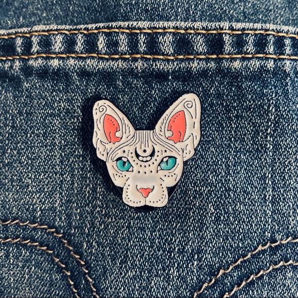 White Sphynx Cat Lapel Pin Brooch - Picture 1 of 3